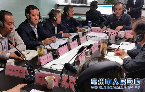 应国君接听市长热线